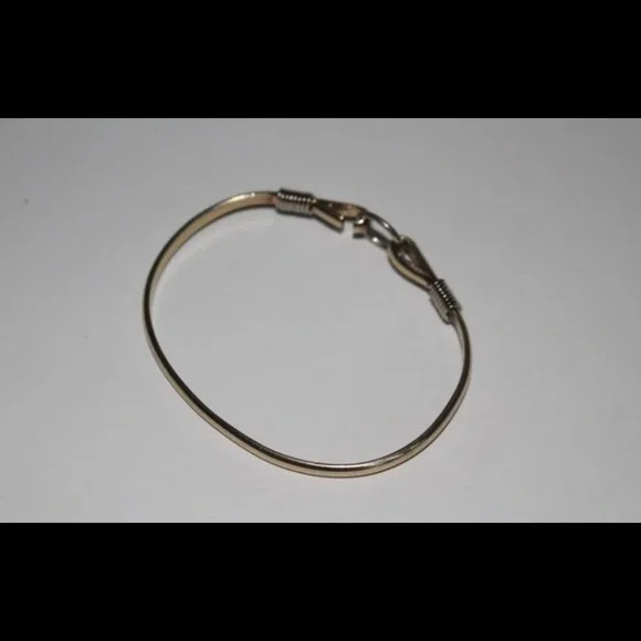 SOLD🔥🔥🔥10.2 g 14Kt, solid domed wire bangle bracelet measuring - Picture 4 of 6